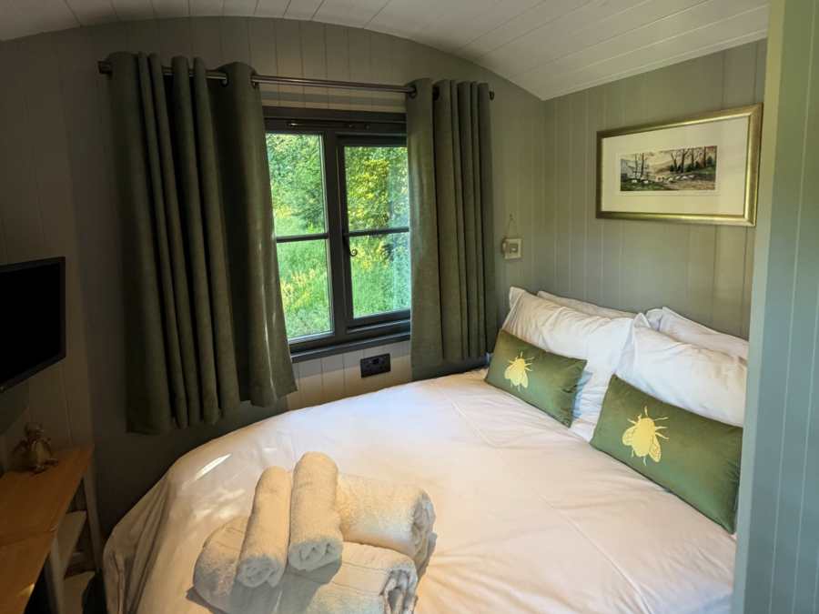 Pond View Cottage & Into The Peaks Shepherds Huts 6