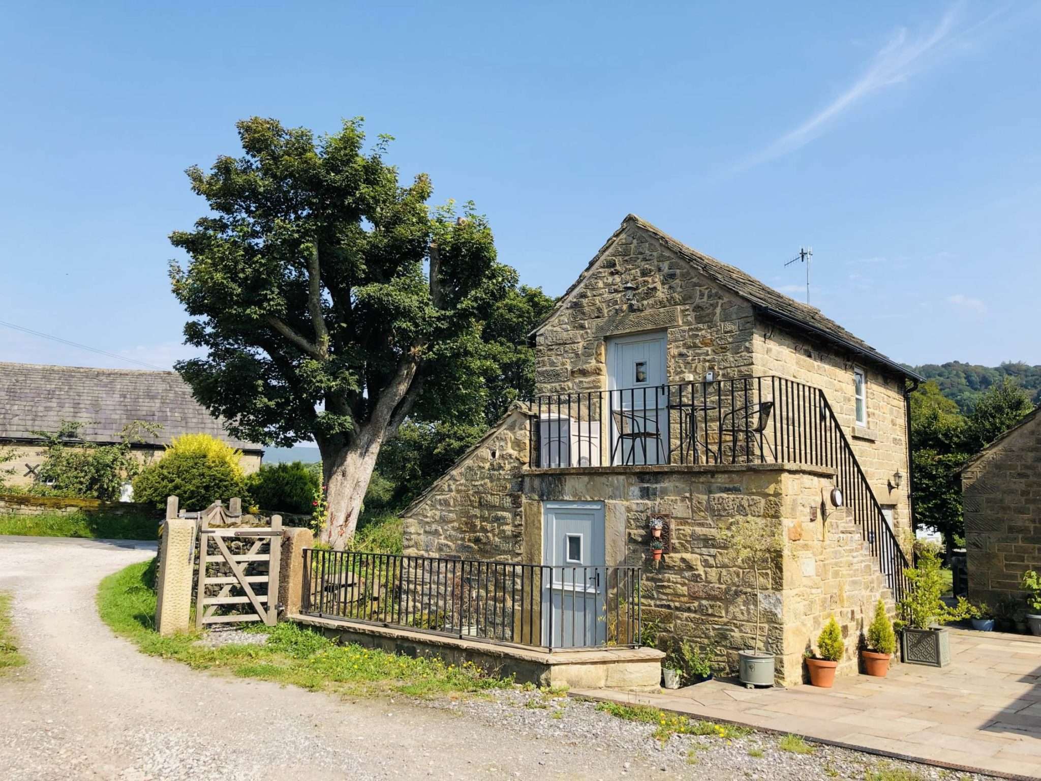 Pond View Cottage & Into The Peaks Shepherds Huts Cosy Cottage and