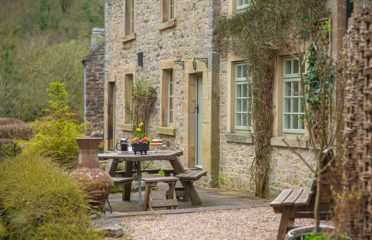 dog friendly accommodation peak district