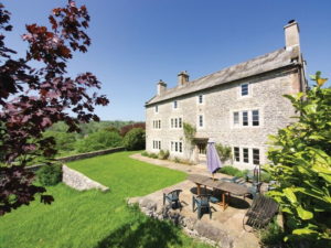 Large Group Stays in the Peak District