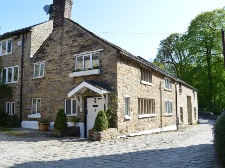 Goyt Cottage in Glossop, Peak District